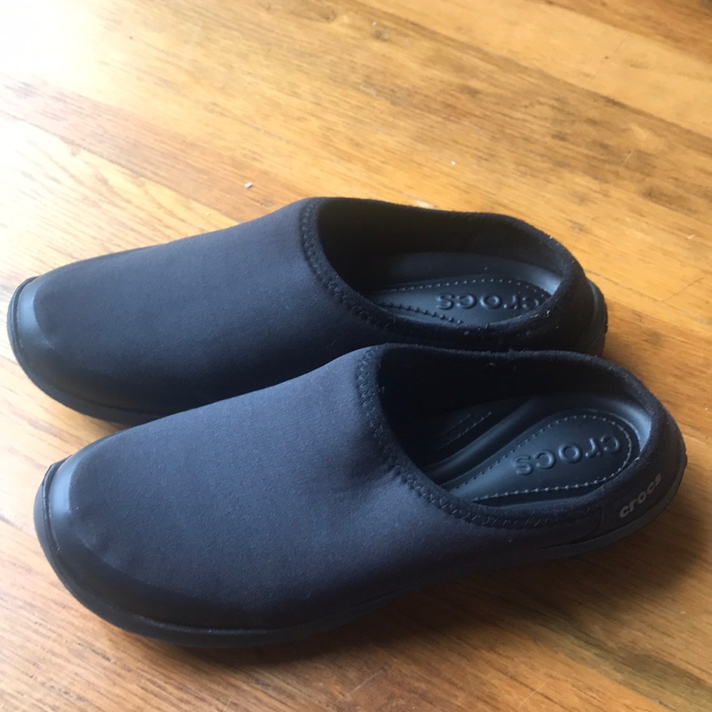 Woman’s size 5 crocs slip on